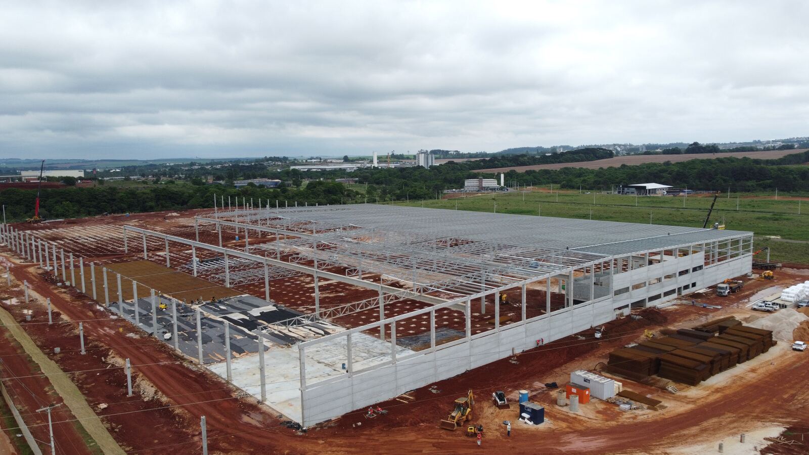 Obra em estrutura metálica antes da cobertura, vista 1