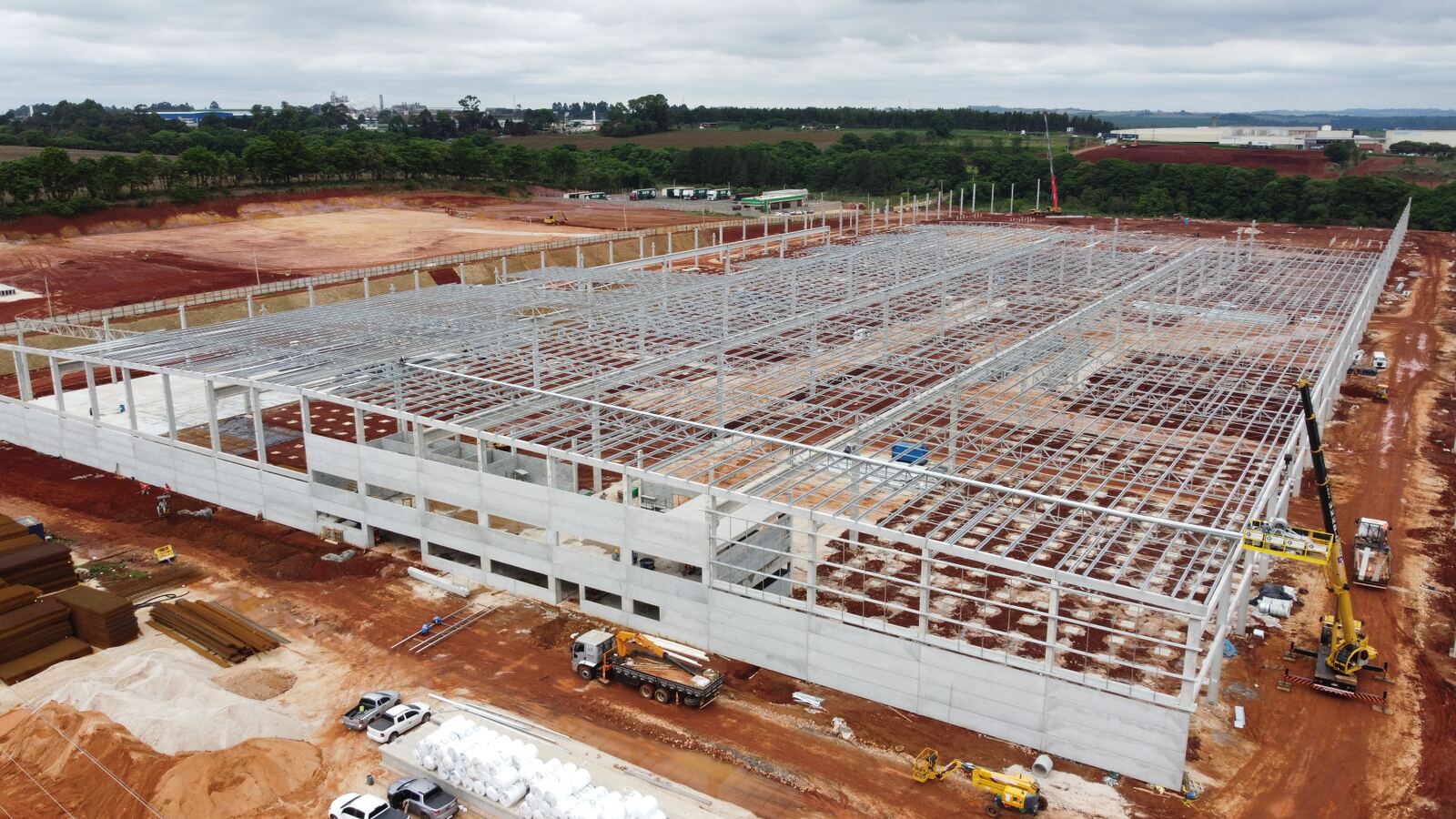 Obra em estrutura metálica antes da cobertura, vista 2