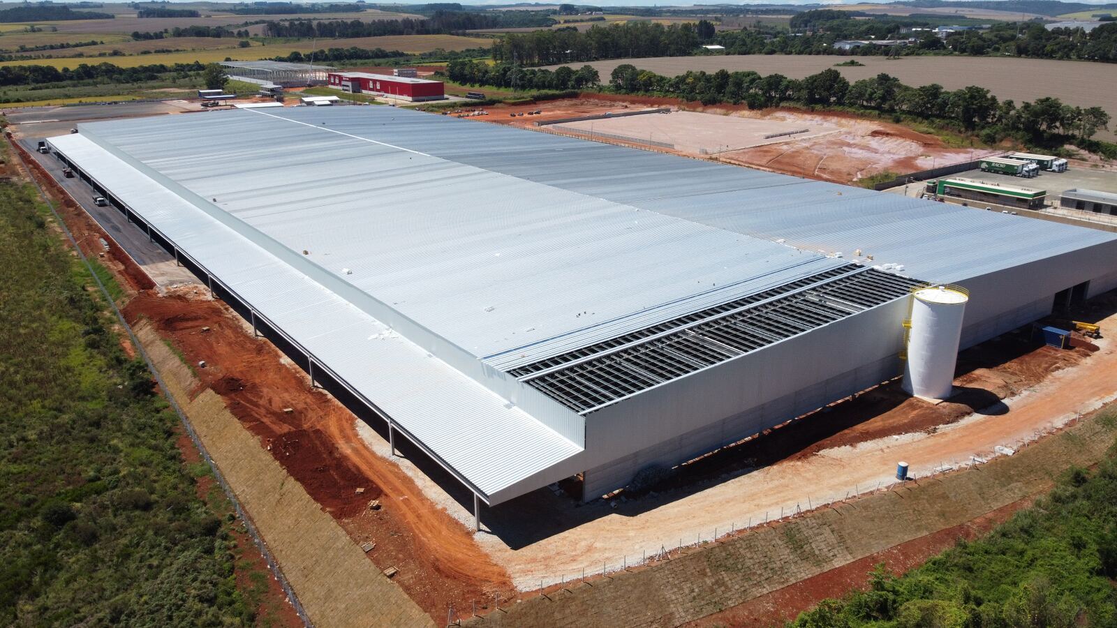 Galpão industrial com cobertura metálica concluída, vista 1