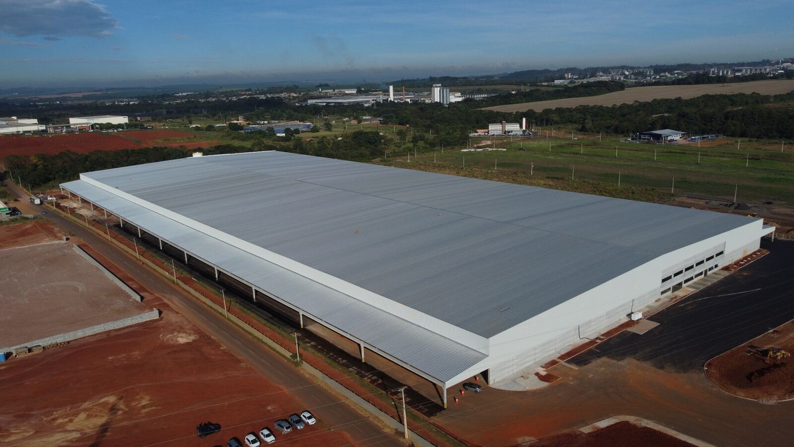 Galpão industrial com cobertura metálica concluída, vista 2